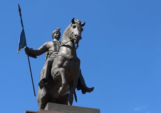 Пам’ятник засновникам Харкова — кінна скульптура з прапором Бронзовий пам’ятник Харка у Харкові із списом та прапором символізує історичне походження міста.